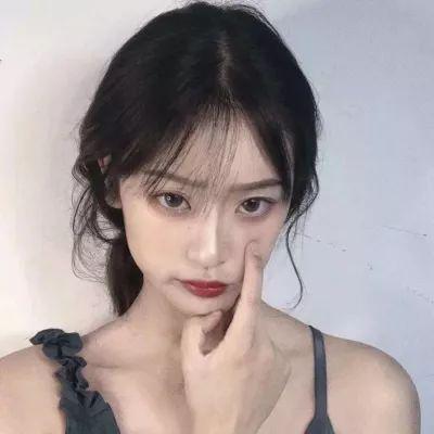 滑板技巧男孩